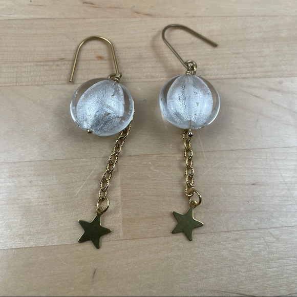 Glass bead star charm chain earrings - Picture 4 of 6